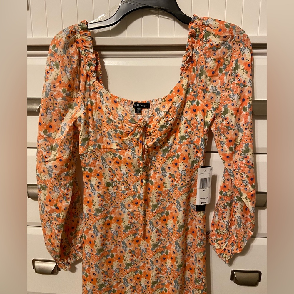 Beautiful peach colored flowery dress with stretchy back side - size X-Small